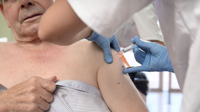 Un hombre se vacuna este año contra la gripe en Burgos