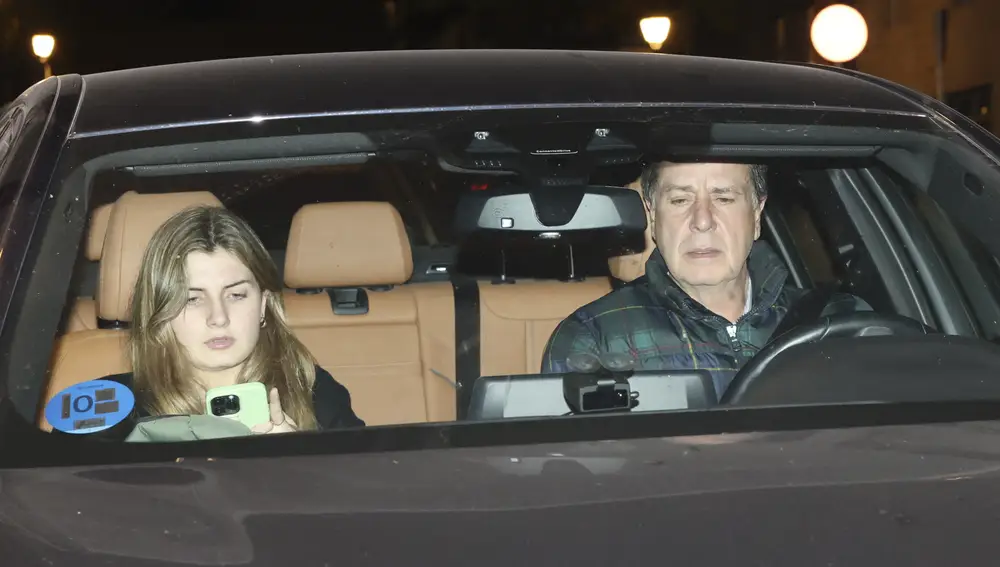 Amina y Cayetano Martínez de Irujo llegan a casa de Genoveva Casanova en Madrid