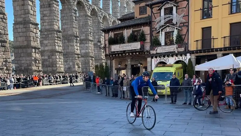 Segovia disfruta de una resbaladiza Carrera del Pavo para bicicletas en Navidad