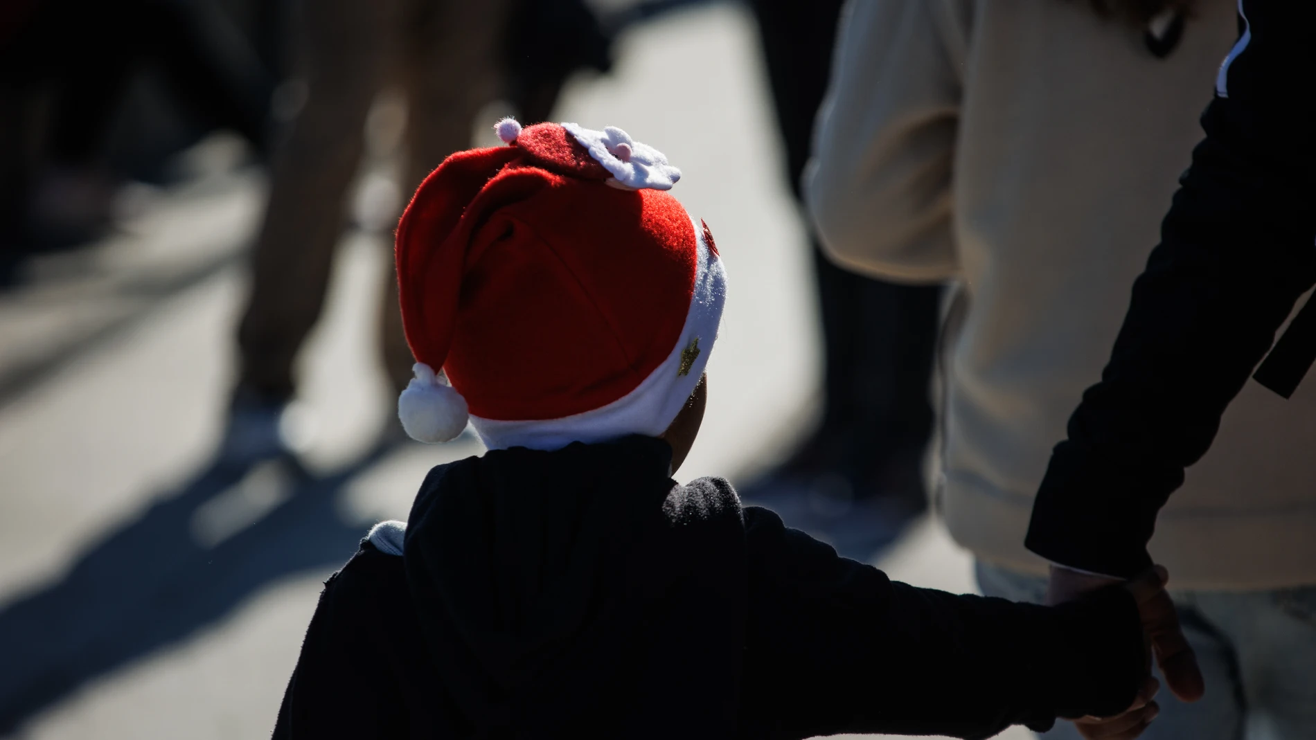 Niños juegan con sus regalos de Navidad al aire libre, en el Parque del Retiro, a 25 de diciembre de 2023, en Madrid (España). Un estudio de Entertainment Software Association (ESA) afirma que el 72% de los niños estadounidenses prefieren regalos relacionados con los videojuegos estas navidades pero solo el 22% quieren juegos físicos, una tendencia que sigue también los niños españoles. El anuario de 2022 de la Asociación Española de Videojuegos indicó que la facturación física cayó un 6% mie...