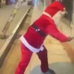 Un policía disfrazado de Papá Noel detiene a dos traficantes de drogas en Perú