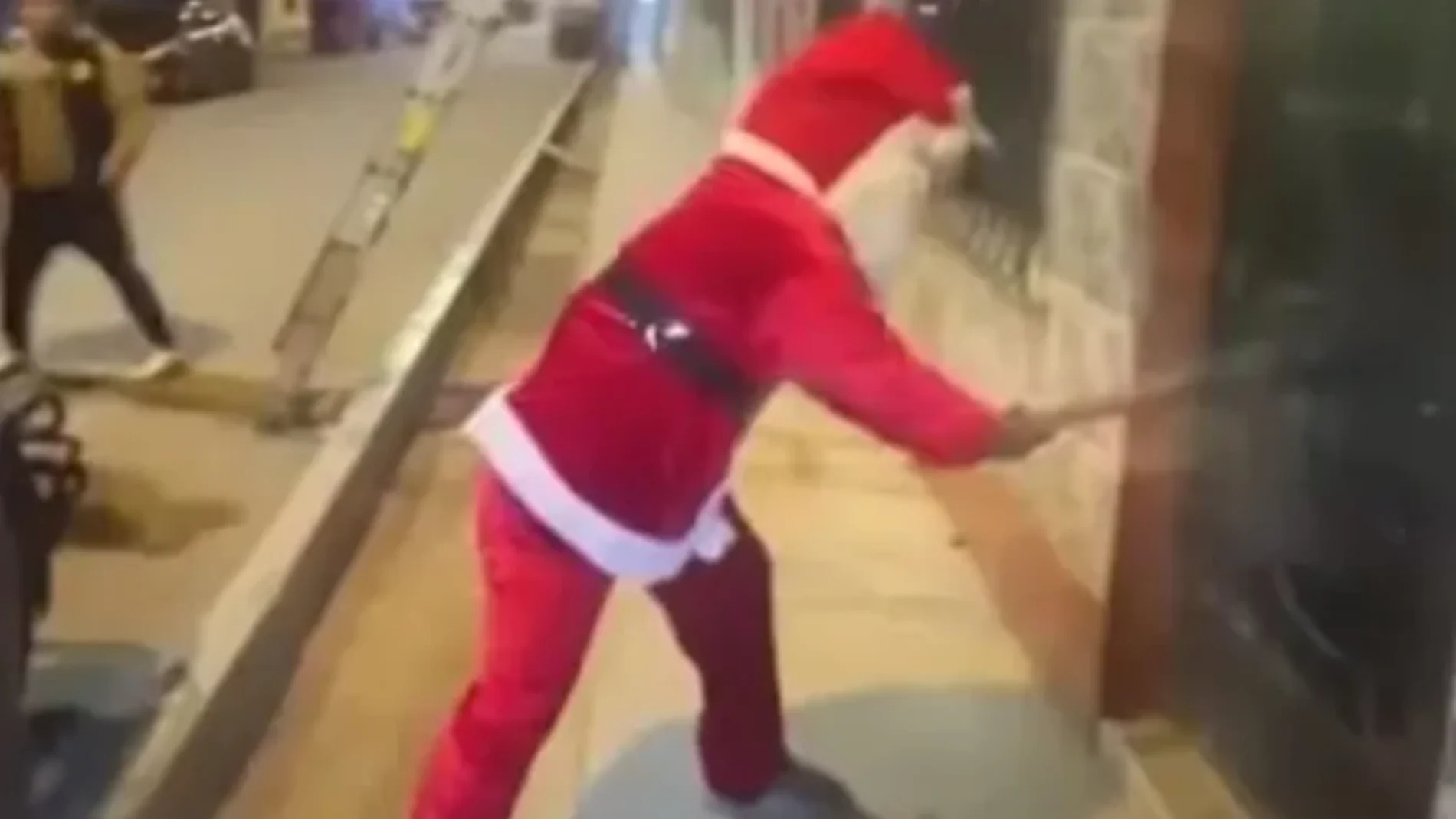 Un policía disfrazado de Papá Noel detiene a dos traficantes de drogas en Perú