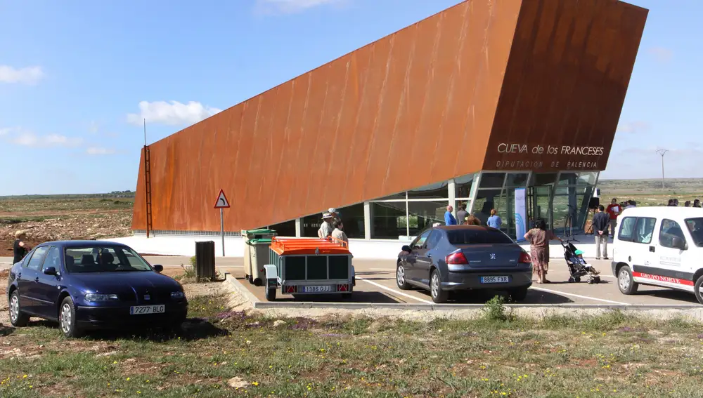 Entrada a la Cueva de los Francesas en Revilla de Pomar