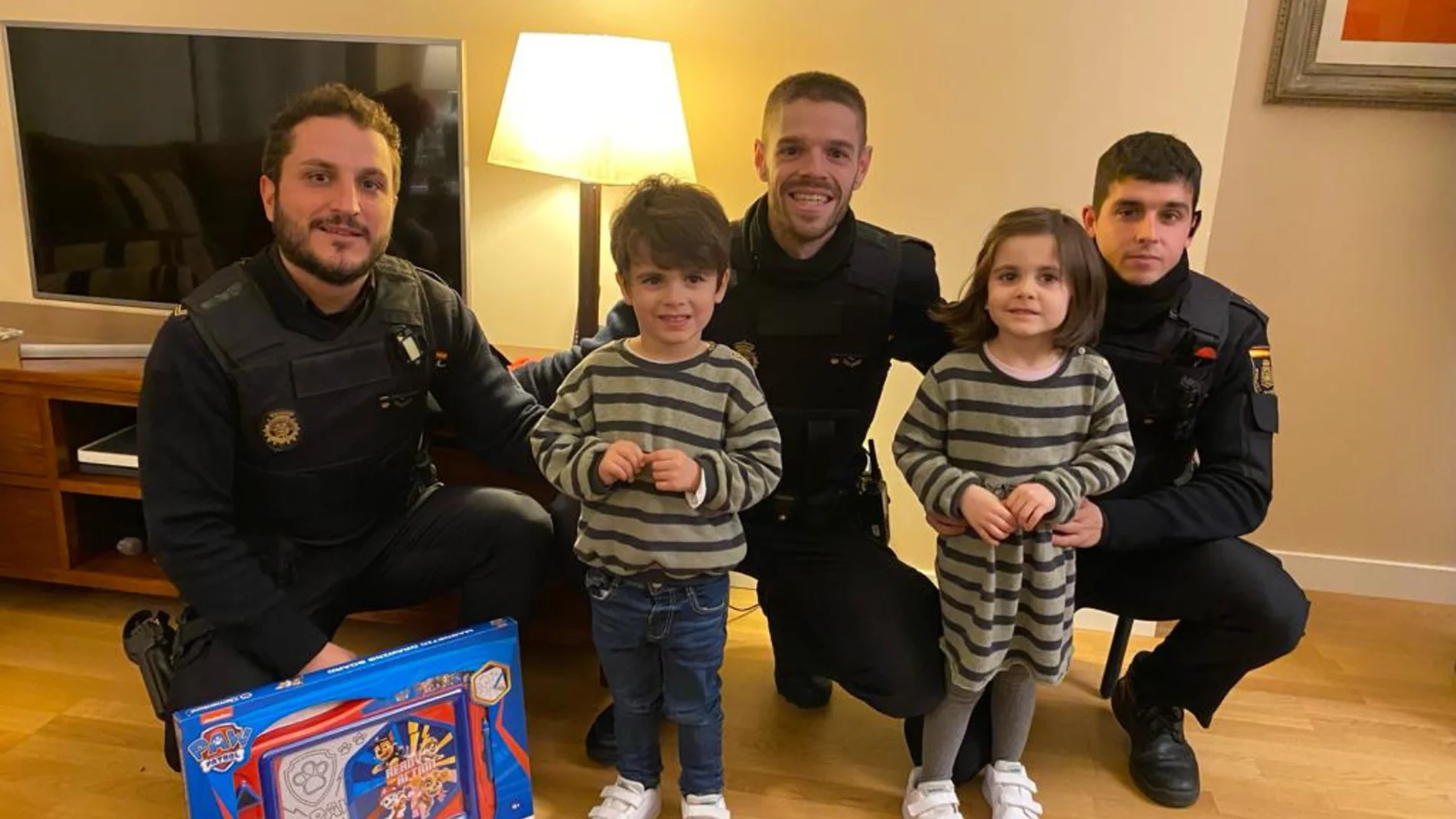 El conmovedor gesto de la Policía Nacional que salvó la vida Teo en Navidad