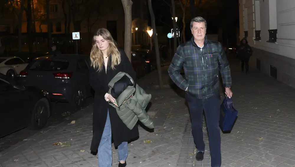 Amina y Cayetano Martínez de Irujo llegan a casa de Genoveva Casanova en Madrid