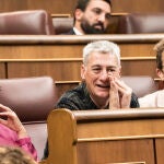 El Gobierno acuerda con Bildu prohibir desahucios de personas vulnerables hasta 2025 en el decreto anticrisis