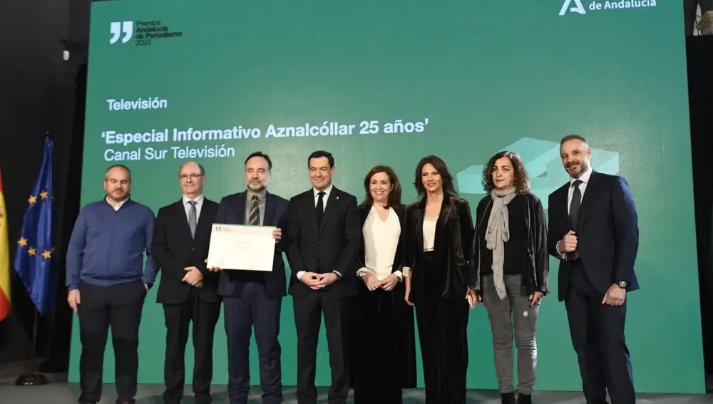 El equipo de Canal Sur recoge el premio por su documental "Aználcollar, 25 años"