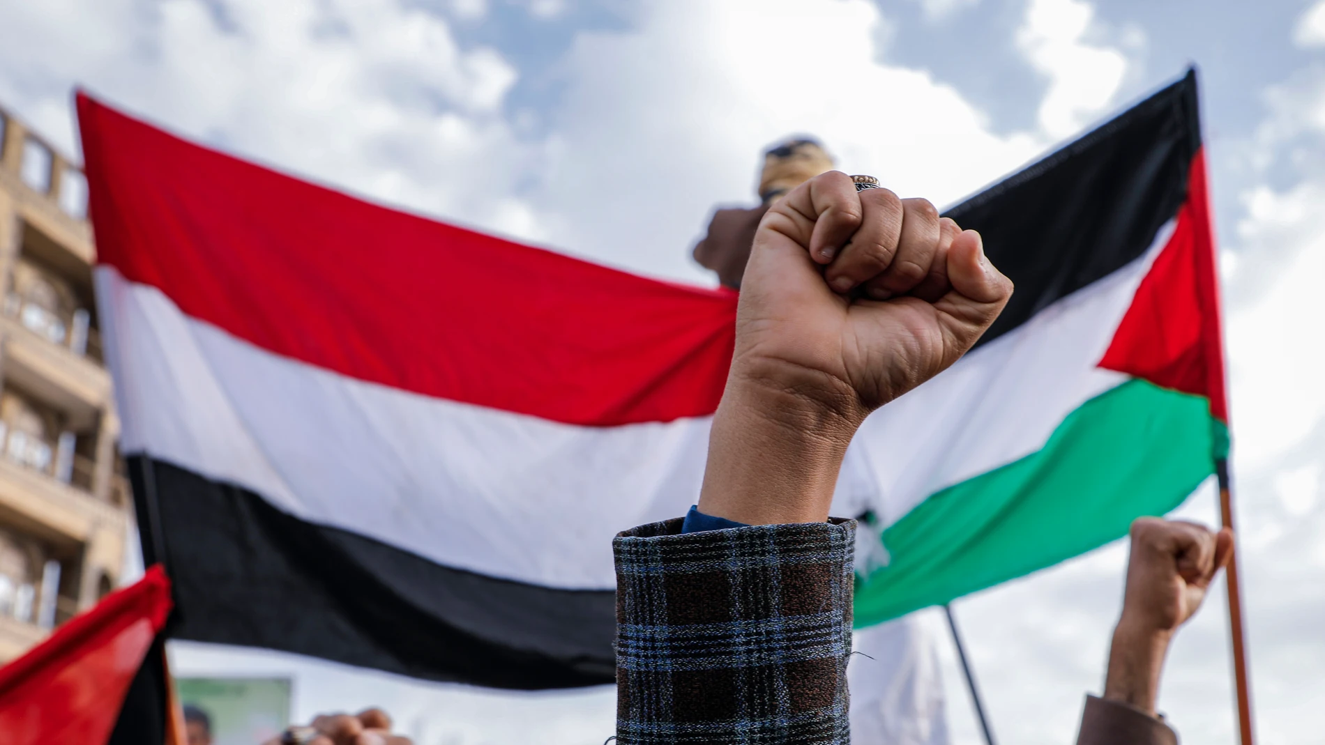 AMP.-O.Próximo.- Los hutíes reclaman la autoría de un ataque contra un buque en el mar Rojo frente a las costas de Yemen