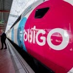 Imagen de un tren durante la inauguración de la línea de Ouigo entre Madrid, Albacete y Alicante, en la Estación de Madrid-Chamartín-Clara Campoamor, a 27 de abril de 2023, en Madrid (España). La operadora francesa de bajo coste Ouigo estrena la línea que une Madrid con Albacete y Alicante, una ruta que ya tiene también Renfe, con el AVE y su "low cost" Avlo, y a la que el próximo 2 de junio se incorporará Iryo, de la italiana Trenitalia. Con dos frecuencias diarias Ouigo calcula que cada semana usarán este servicio con Albacete y Alicante unas 28.000 personas en trenes con 509 plazas repartidas en dos alturas en unidad simple y con 1.018 en unidad múltiple.