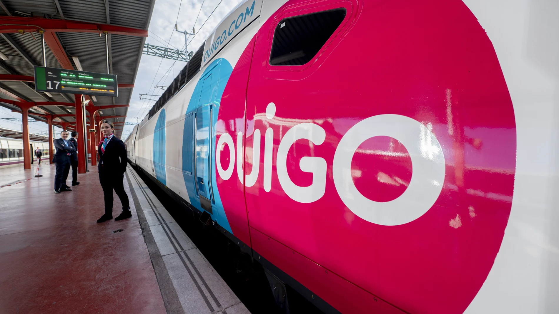 Imagen de un tren durante la inauguración de la línea de Ouigo entre Madrid, Albacete y Alicante, en la Estación de Madrid-Chamartín-Clara Campoamor, a 27 de abril de 2023, en Madrid (España). La operadora francesa de bajo coste Ouigo estrena la línea que une Madrid con Albacete y Alicante, una ruta que ya tiene también Renfe, con el AVE y su "low cost" Avlo, y a la que el próximo 2 de junio se incorporará Iryo, de la italiana Trenitalia. Con dos frecuencias diarias Ouigo calcula que cada semana usarán este servicio con Albacete y Alicante unas 28.000 personas en trenes con 509 plazas repartidas en dos alturas en unidad simple y con 1.018 en unidad múltiple.