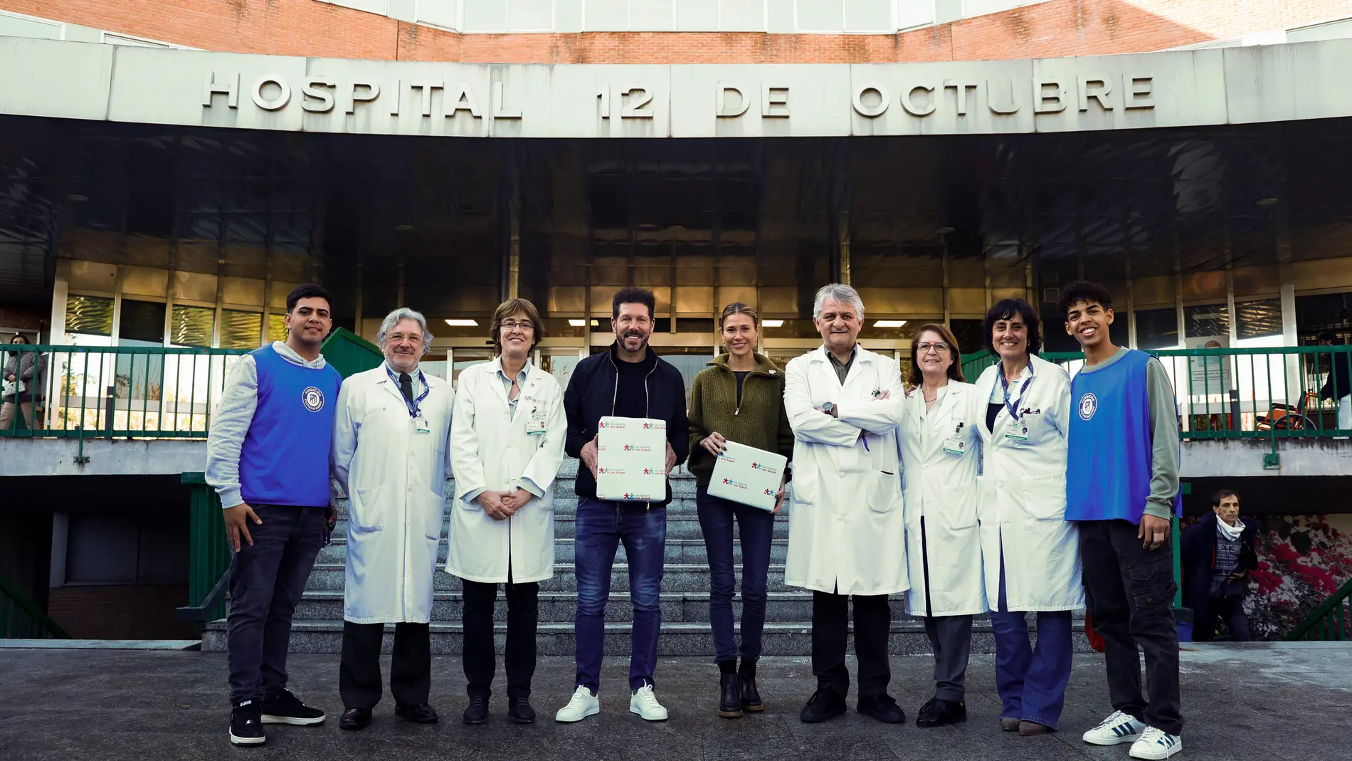 700 niños reciben sus regalos gracias a la Fundación del Atlético de Madrid y a «Un juguete, una ilusión»