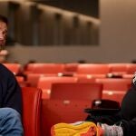Jürgen Klopp junto a un joven aficionado del Liverpool