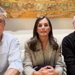 La Reina Letizia se declara seguidora de Gomaespuma en su reencuentro por Navidad: "Os escuchaba a escondidas"