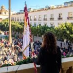 La alcaldesa de Almería preside en la Plaza Vieja los actos tradicionales de homenaje al Pendón