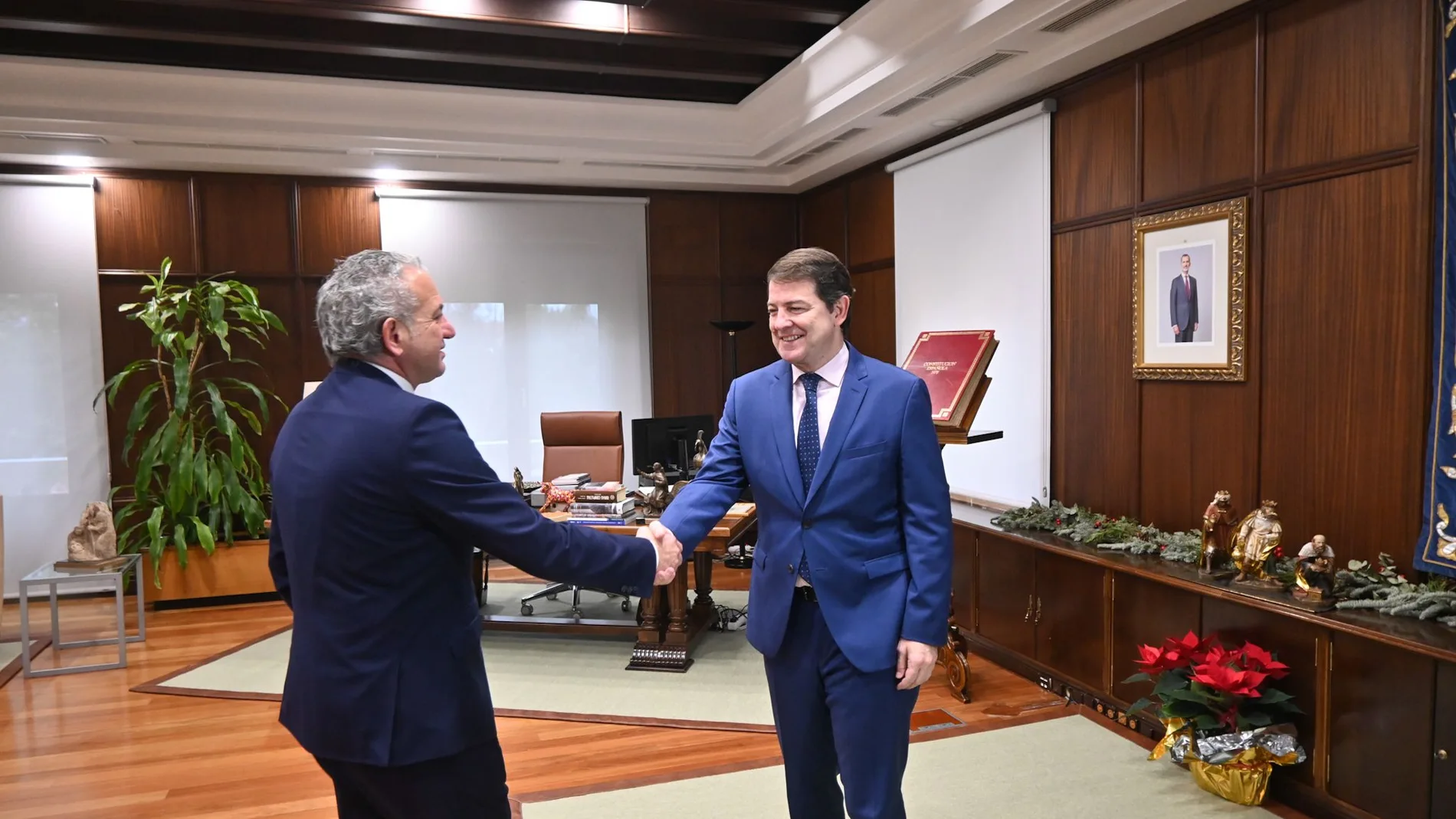 Mañueco recibe en su despacho de Presidencia a Nicanor Sen