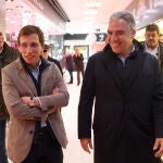Martínez Almeida y Bendodo visitan el mercado municipal de Tetuán