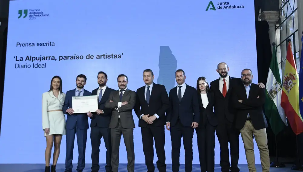 El equipo del diario Ideal recoge el premio por su reportaje "La Alpujarra, paraíso de artistas"