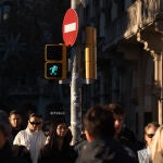 Instalación de la segunda pareja de semáforos con los retratos de Mortadelo y Filemón en Barcelona