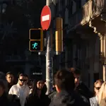 Instalación de la segunda pareja de semáforos con los retratos de Mortadelo y Filemón en Barcelona