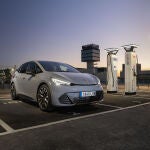 Los fabricantes de coches son los que sostienen la electrificación en España