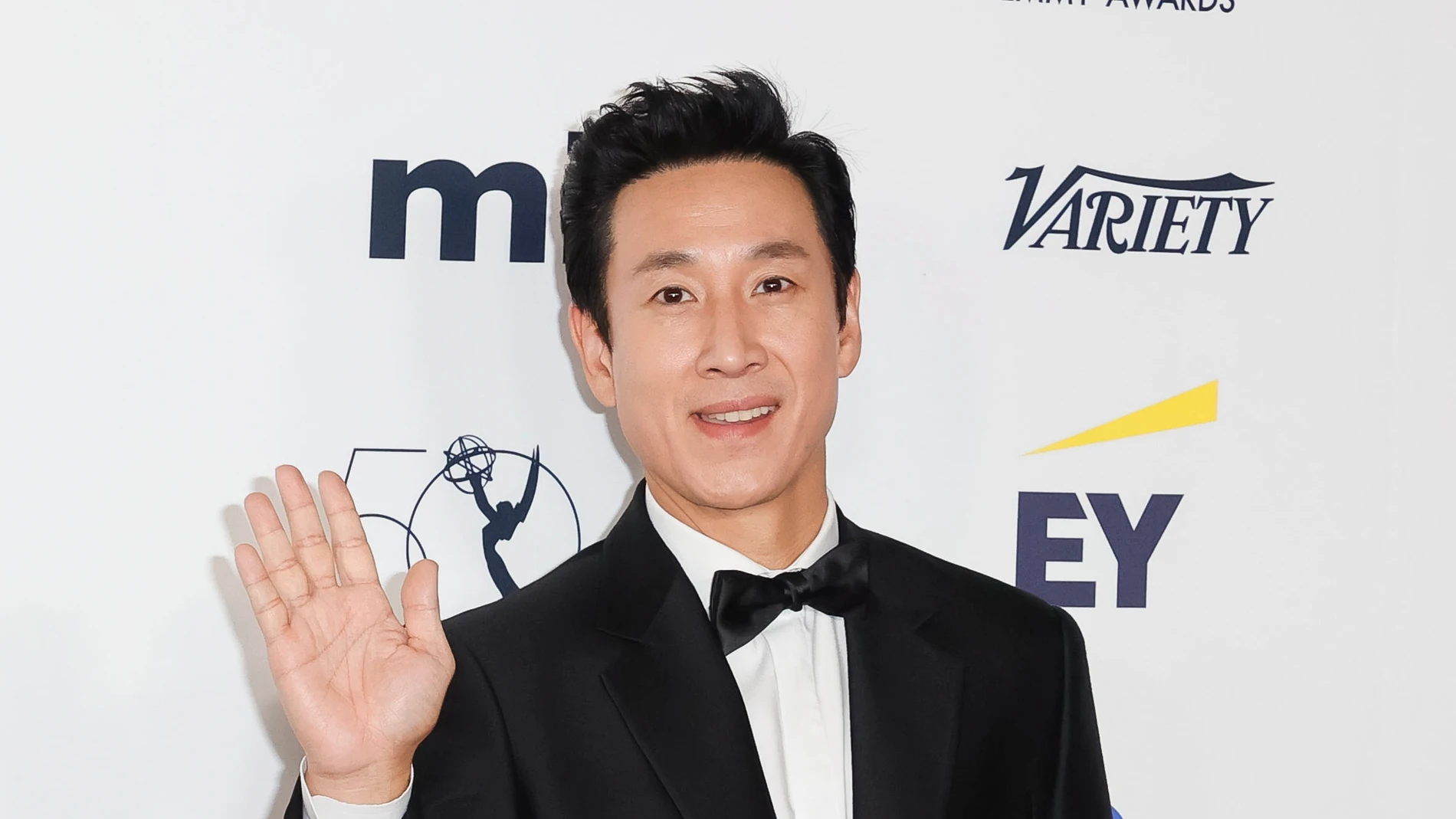 AME6408. NUEVA YORK (ESTADOS UNIDOS), 27/12/2023.- Fotografía de archivo del actor surcoreano Sun-kyun Lee posando en la alfombra roja de los Premios Emmy 2022, el 21 de noviembre de 2023, en New York (Estados Unidos). Lee Sun-kyun, miembro del elenco de la oscarizada película 'Parásitos', fue hallado hoy sin vida, mientras estaba siendo investigado por un caso de supuesto consumo de drogas, informó la agencia de noticias Yonhap. Lee, de 48 años, fue encontrado inconsciente en el interior de ...
