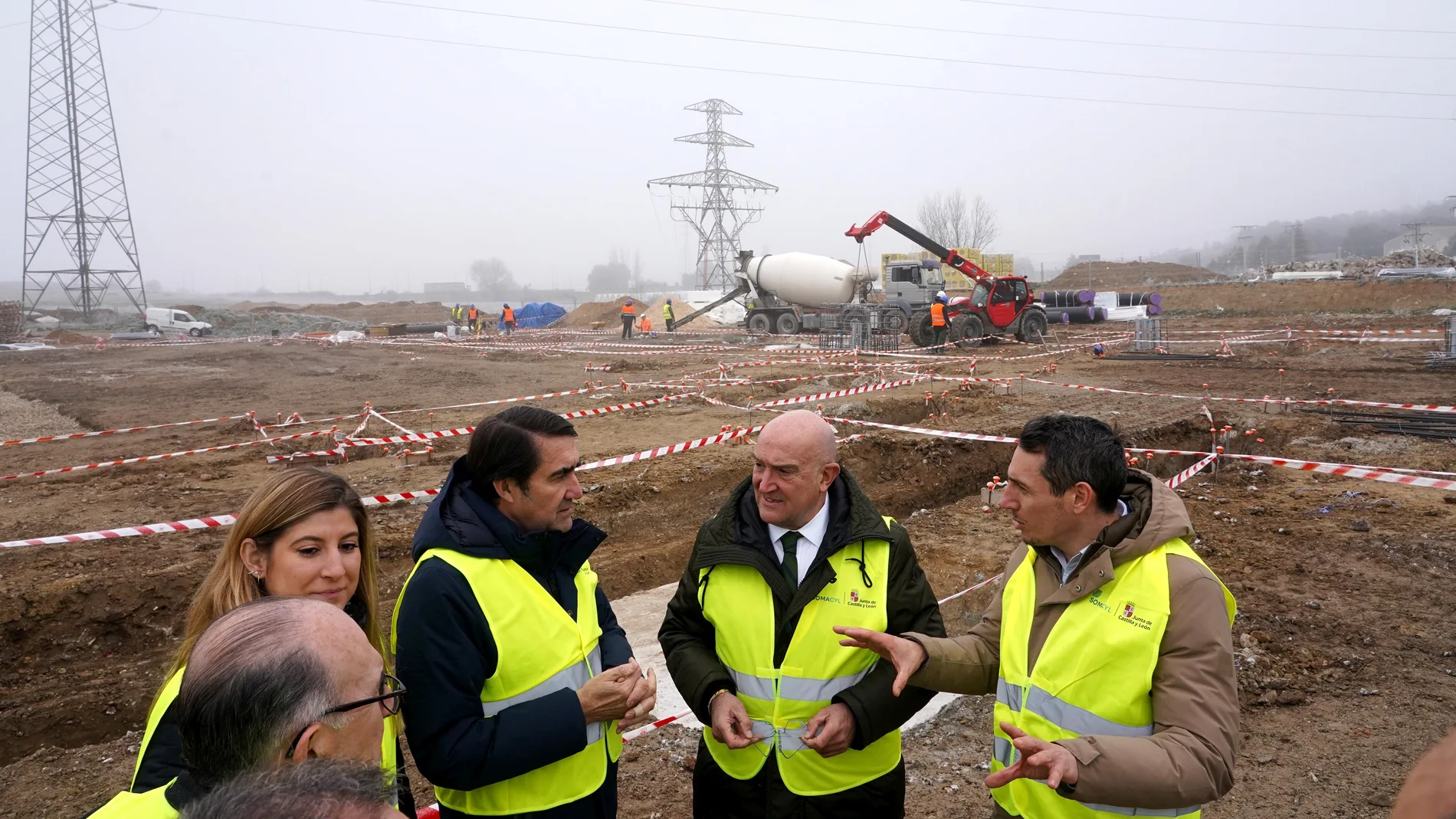 Suárez-Quiñones y Carnero, entre otros, visitan las obras de la red de calor de Valladolid