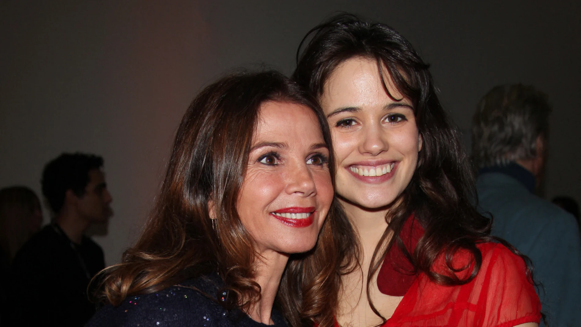 La actriz Lucie Lucas y Victoria Abril