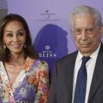 El escritor peruano y Premio Nobel de Literatura, Mario Vargas Llosa (d), y su pareja, la socialité hispano-filipina Isabel Preysler 
