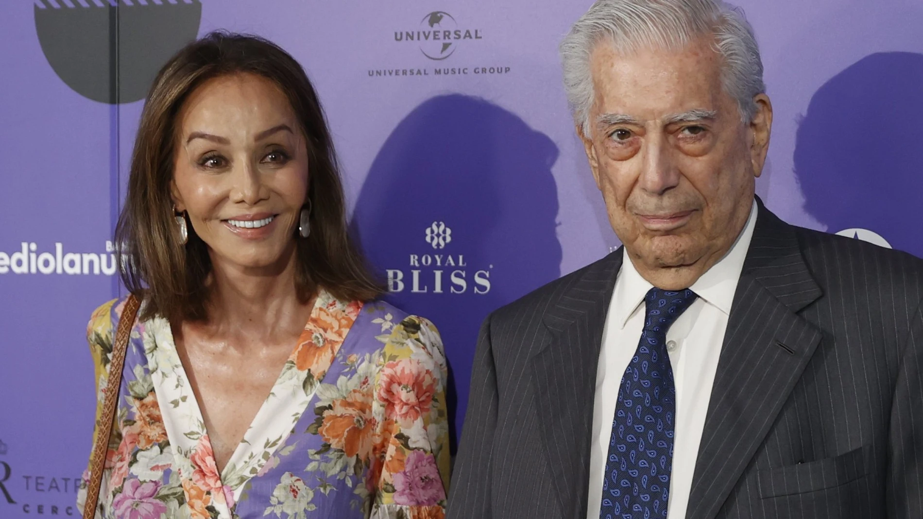 El escritor peruano y Premio Nobel de Literatura, Mario Vargas Llosa (d), y su pareja, la socialité hispano-filipina Isabel Preysler
