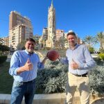 El alcalde de Alicante, Luis Barcala, y el concejal de Deportes, Toni Gallego, en la plaza de los Luceros.