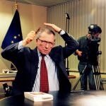 El presidente de la Comisión Europea, Jacques Delors, se peina antes de ser entrevistado por la cadena de televisión francesa France 2 en el edificio "Breydel" de la UE, en Bruselas, el 14 de noviembre de 1994. 