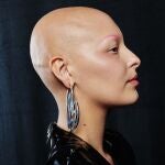 Jihane Benassar, de 28 años, posa durante la 080 de Barcelona para el desfile de Dominnico