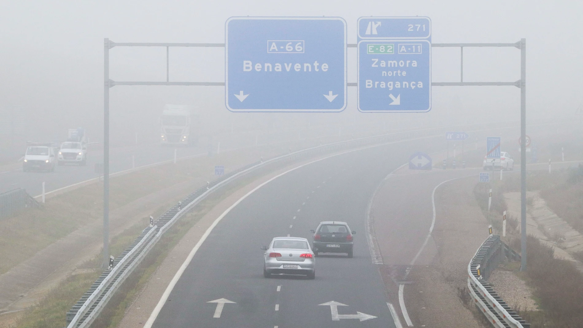ZAMORA, 27/12/2023.- Vista de la niebla en la A-66 a la altura de Zamora este miércoles. La niebla, con visibilidad a cien metros y localmente engelante, y el frío, con mínimas de seis bajo cero protagonizarán la meteorología este miércoles en Castilla y León, con avisos en la zona de Meseta y Sanabria (Zamora), donde la pequeña localidad de Robleda-Cervantes ha marcado -8,5 grados a las 8 de esta mañana, la cuarta mínima de España en lo que va de jornada. EFE/ Mariam A. Montesinos