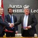 El vicepresidente de la Junta de Castilla y León, Juan García-Gallardo, asiste a la firma del convenio entre el presidente de la Denominación de Origen Ribera de Duero, Enrique Pascual, y el consejero de Agricultura, Gerardo Dueñas