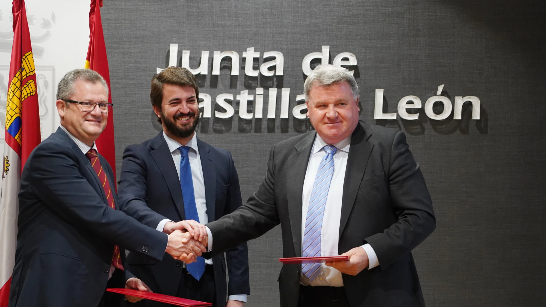 El vicepresidente de la Junta de Castilla y León, Juan García-Gallardo, asiste a la firma del convenio entre el presidente de la Denominación de Origen Ribera de Duero, Enrique Pascual, y el consejero de Agricultura, Gerardo Dueñas