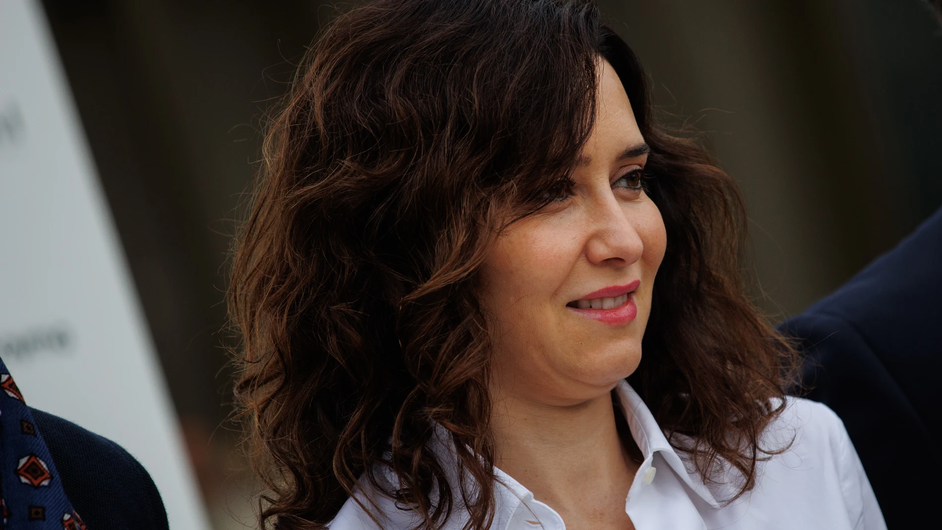 La presidenta de la Comunidad de Madrid, Isabel Díaz Ayuso, a su llegada a la inauguración del nuevo hub empresarial del sector farmacéutico de Net-Pharma, a 28 de diciembre de 2023, en Alcobendas, Madrid (España). Ayuso ha defendido hoy que las administraciones "deben interferir lo menos posible" en las decisiones empresariales y "estimular su actividad y facilitar las inversiones y su crecimiento". Así lo ha manifestado en Alcobendas tras inaugurar el nuevo hub empresarial del sector farmac...