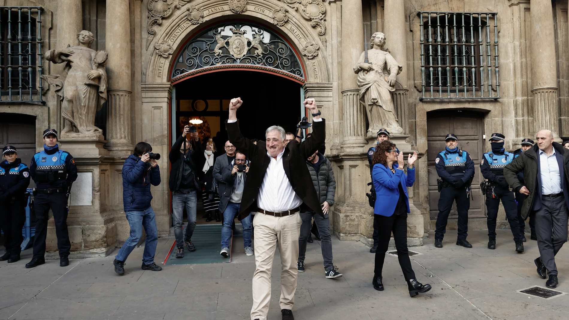 PAMPLONA, 28/12/2023.- El diputado de EH Bildu, Joseba Asiron sale del consistorio como nuevo alcalde de Pamplona tras la moción de censura en el Ayuntamiento de Pamplona, este jueves. La primera moción de censura de la historia democrática del Ayuntamiento de Pamplona despojará de la alcaldía a UPN y dará paso a un gobierno local liderado por EH Bildu con el apoyo de PSN, Geroa Bai y Contigo-Zurekin. EFE/Jesús Diges