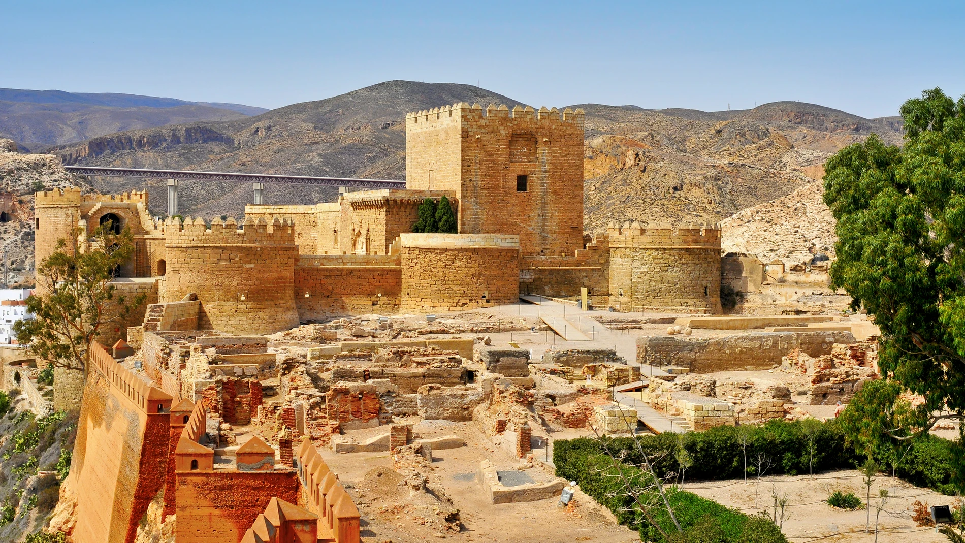 Los turistas españoles e internacionales quedan fascinados ante los paisajes, cultura, gastronomía o historia de España