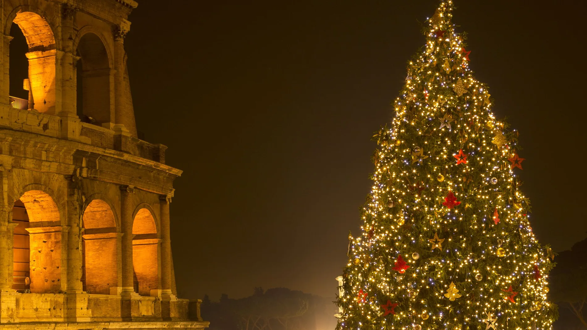 El Coliseo romano y un arbol de navidad. Roma en Navidad