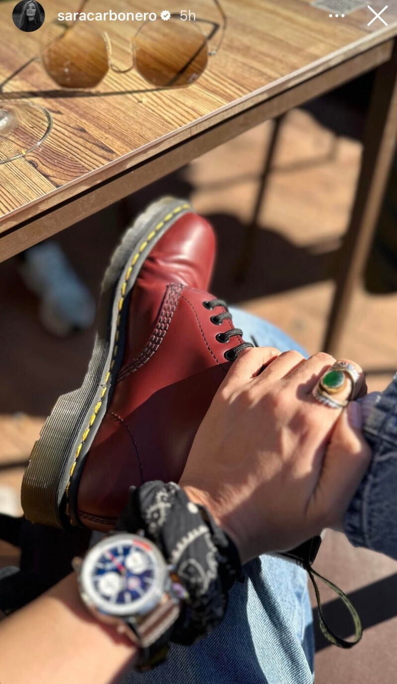 Sara Carbonero con botas burdeos.