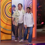 Lorena Castell seguida de Pepe Rodríguez y Jordi Cruz entrando a las cocinas de 'MasterChef'