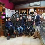 El presidente de la Diputaicón de Valladolid, Conrado Íscar, junto a responsables de ASPAYM Castilla y León en el nuevo establecimiento "Saborea Castilla y León" que ha abierto sus puertas en Matapozuelos