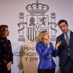 El nuevo ministro de Economía, Carlos Cuerpo recibe la cartera de manos de su antecesora en el cargo, Nadia C