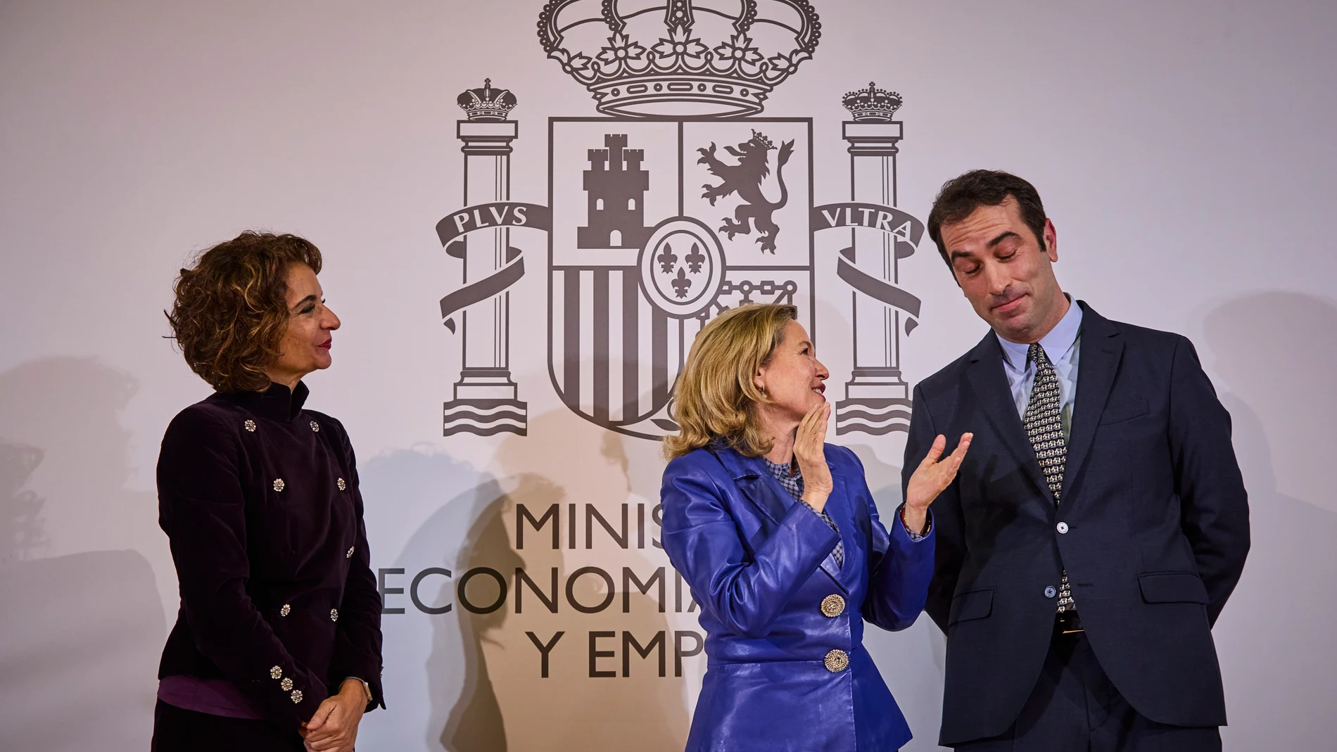 El nuevo ministro de Economía, Carlos Cuerpo recibe la cartera de manos de su antecesora en el cargo, Nadia Calviño en presencia de María Jesús Montero, nueva vicepresidenta primera durante un acto celebrado este viernes en el ministerio de Economía en Madrid. © Alberto R. Roldán / Diario La Razón. 29 12 2023