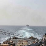 El buque de desembarco anfibio USS Carter Hall y el buque de asalto anfibio USS Bataan transitan por el estrecho de Bab al Mandeb 