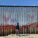 Javier Villaverde en el lado mexicano del muro entre México y Estados Unidos que entra 100 metros mar adentro en las aguas del Océano Pacífico dividiendo los Jardines Playas de Tijuana (Baja California, México) del Parque de la Amistad de San Diego (California, Estados Unidos). 