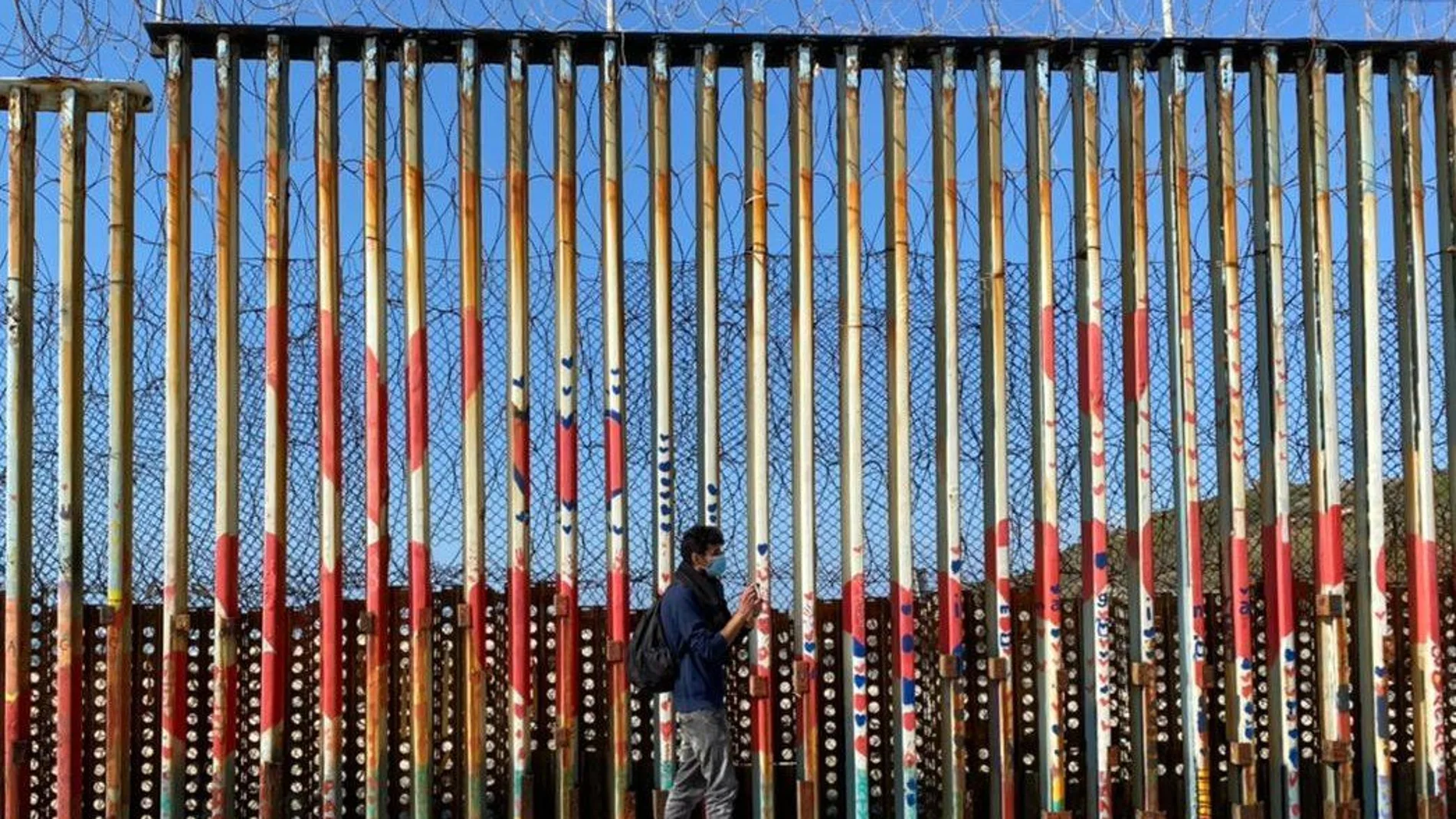 Javier Villaverde en el lado mexicano del muro entre México y Estados Unidos que entra 100 metros mar adentro en las aguas del Océano Pacífico dividiendo los Jardines Playas de Tijuana (Baja California, México) del Parque de la Amistad de San Diego (California, Estados Unidos).