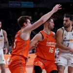 Campazzo busca a un compañero con un pase por la espalda