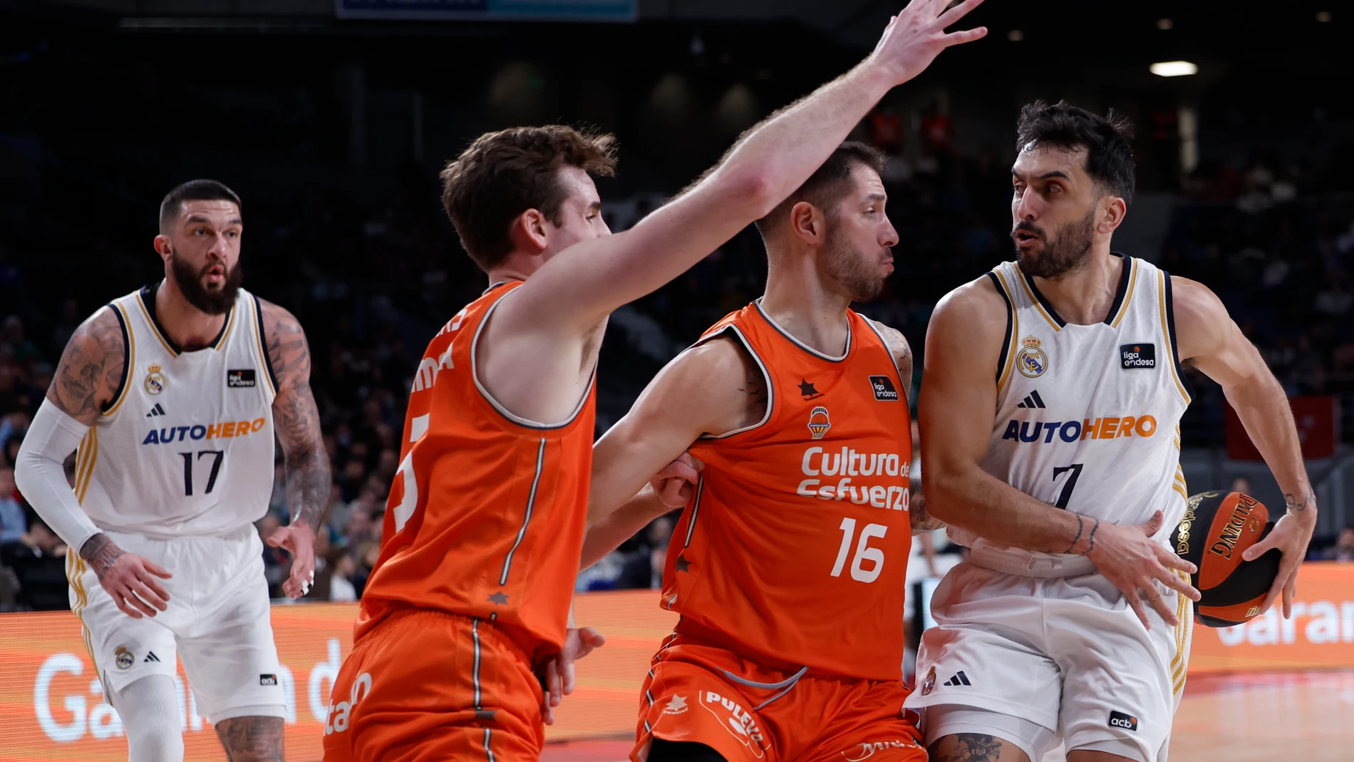 Campazzo busca a un compañero con un pase por la espalda