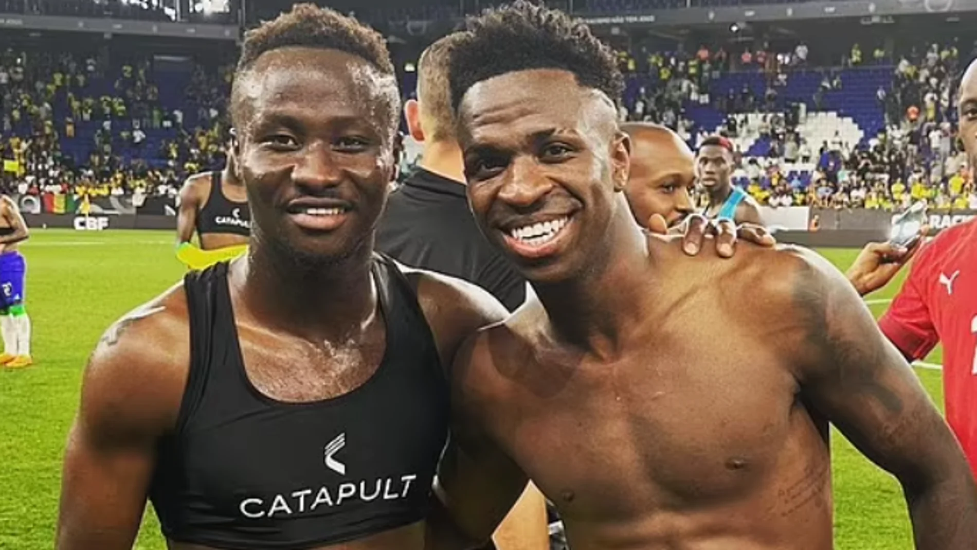 Morlaye Sylla, junto a Vinicius